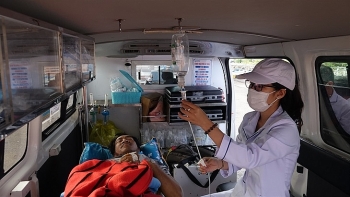 cuu nan kip thoi mot thuyen truong khi dang lai tau tren vung bien hoang sa