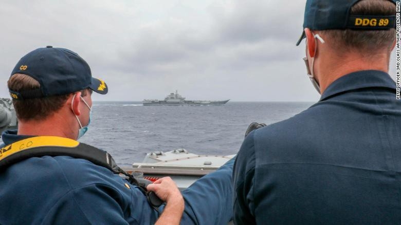 Bức ảnh được Hải quân Mỹ công bố vào Chủ nhật tuần trước cho thấy USS Mustin bám đuổi nhóm tàu ​​sân bay Liêu Ninh (Ảnh: TWITTER / WEIBO)