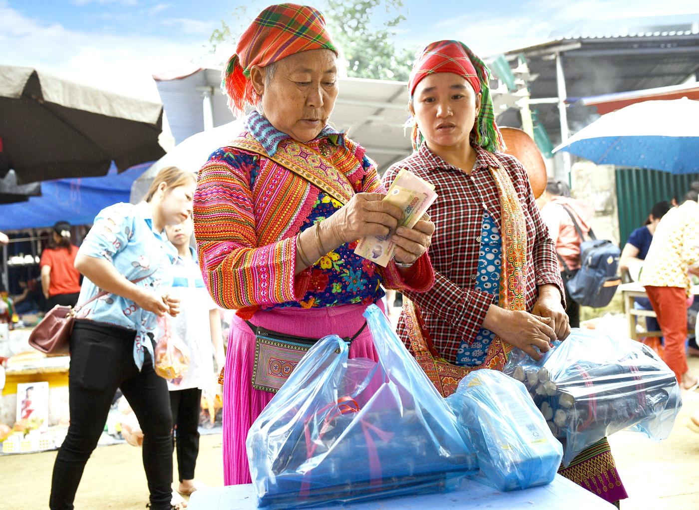 Xuống chợ mua mía về ăn là sở thích của dân tộc Mông