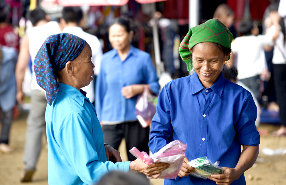 Xuống chợ đối với người dân để mua bán, giao lưu tình cảm, hai người phụ nữ trên rất ưng ý về số hạt giống rau mua được