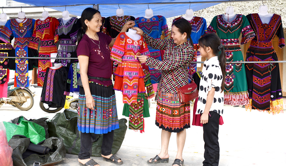 Gian hàng bán quần áo dân tộc Mông luôn đông khách tới xem, mua hàng