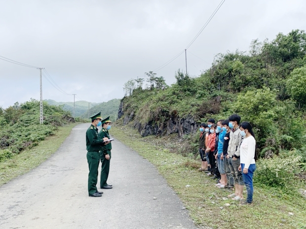 Cán bộ Đồn Biên phòng Xín Cái lấy lời khai và thông tin các công dân nhập cảnh trái phép.