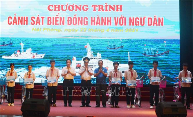Ấm áp chương trình "Cảnh sát biển đồng hành với ngư dân"