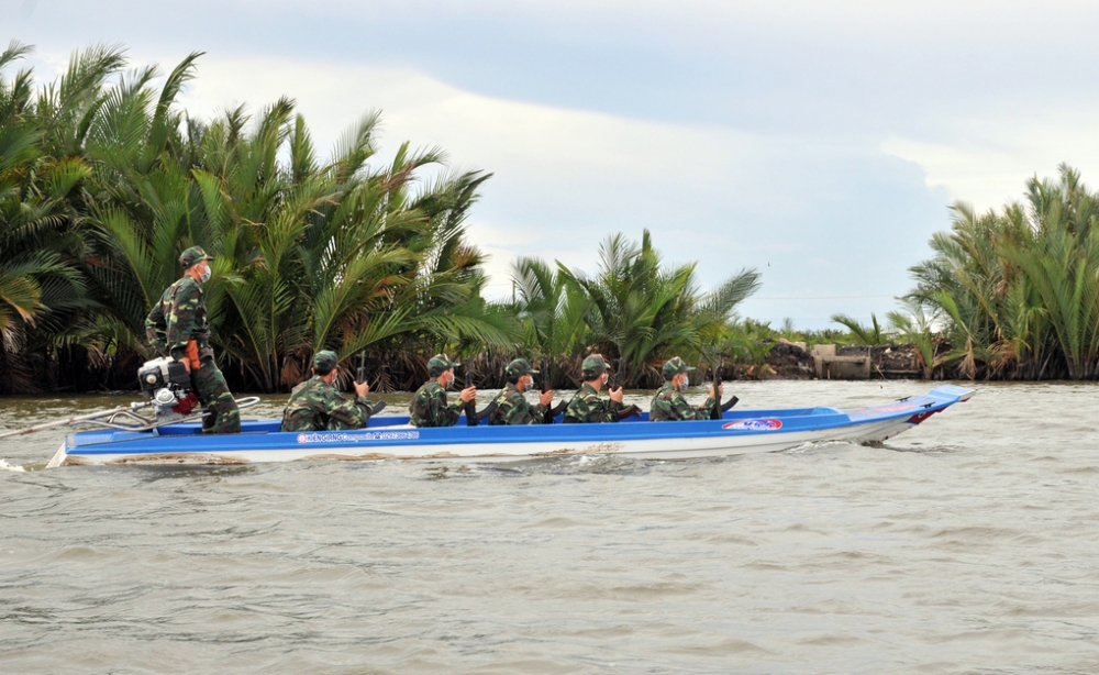 Biên phòng Kiên Giang dùng vỏ lãi tuần tra tuyến biên giới ở TP Hà Tiên. Ảnh: Nguyễn Phương