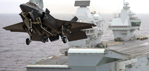 Tiêm kích F-35B cất cánh từ tàu sân bay HMS Queen Elizabeth - Ảnh: BỘ QUỐC PHÒNG ANH