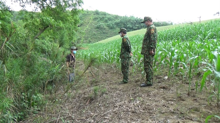 Đồn Biên phòng Bản Lầu ngăn chặn đối tượng Hồ Seo Sấn vượt biên trái phép. Ảnh: Trung Dũng