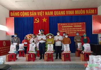 Trao 100 suất quà tặng ngư dân Phú Yên bị ảnh hưởng do thiên tai