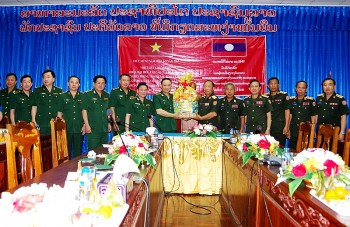 Quảng Bình chúc Tết lực lượng vũ trang biên giới Lào