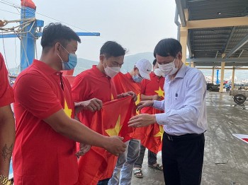 Trao 10.000 lá cờ cho ngư dân Đà Nẵng bám biển