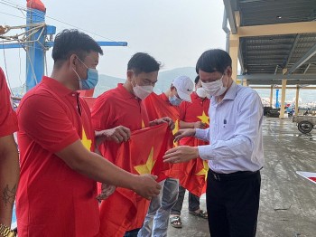 Trao 10.000 lá cờ cho ngư dân Đà Nẵng bám biển Trao 10.000 lá cờ cho ngư dân Đà Nẵng bám biển