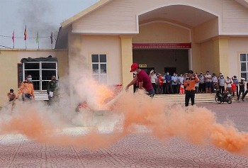 Hơn 100 ngư dân được phổ biến cách xử lý thảm họa tàu thuyền trên biển Hơn 100 ngư dân được phổ biến cách xử lý thảm họa tàu thuyền trên biển