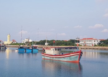Trung tâm dịch vụ hậu cần-kỹ thuật đảo Trường Sa khắc phục sự cố cho tàu cá Bình Thuận