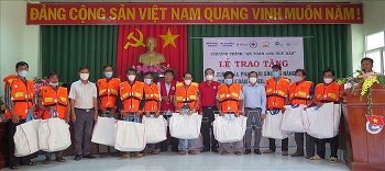 Trao tặng 'Nhà chữ thập đỏ', áo phao cứu sinh cho các hộ gia đình bị ảnh hưởng bởi thiên tai