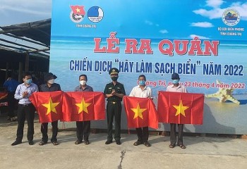 Làm sạch biển và tặng 370 lá cờ Tổ quốc cho các hộ ngư dân tại Quảng Trị