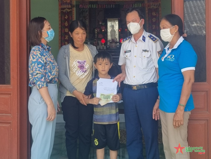 Thăm, tặng quà các học sinh có hoàn cảnh khó khăn tại huyện đảo Lý Sơn