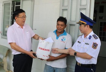 Tặng cờ Tổ quốc, tủ thuốc, túi thuốc cho ngư dân gặp khó khăn Tặng cờ Tổ quốc, tủ thuốc, túi thuốc cho ngư dân gặp khó khăn