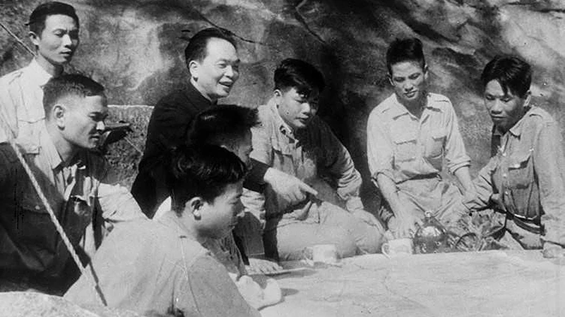 dai tuong tong tu lenh vo nguyen giap trong chien dich dien bien phu