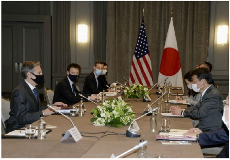 Ngoại trưởng Nhật Bản Toshimitsu Motegi (phải) và Ngoại trưởng Mỹ Antony Blinken tại cuộc gặp ở London ngày 3.5 CHỤP MÀN HÌNH KYODO NEWS
