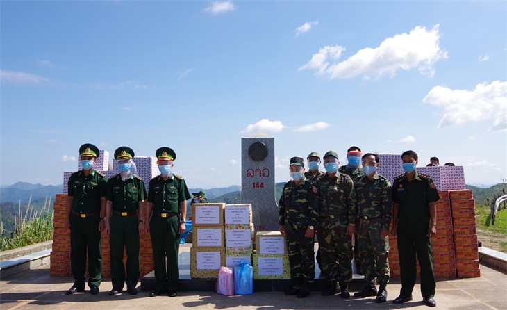 Bộ Chỉ huy BĐBP Điện Biên trao tặng vật chất phòng, chống dịch cho Bộ Chỉ huy Quân sự tỉnh Luông Pha Băng (Lào). Ảnh: Anh Dũng