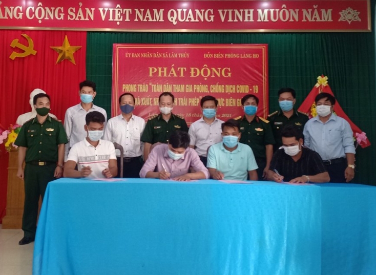 Đồn Biên phòng Làng Ho cùng cấp ủy, chính quyền xã Lâm Thủy tổ chức cho người dân ký cam kết không xuất, nhập cảnh trái phép