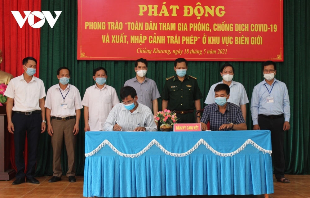 Đại diện các bản ở xã Chiềng Khương ký cam kết tích cực phòng chống Covid-19 và xuất, nhập cảnh trái phép.