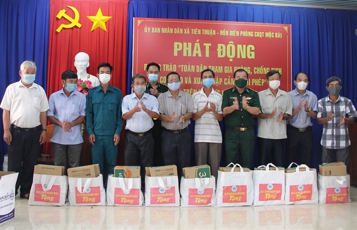 Đại tá Nguyễn Quốc Cường cùng lãnh đạo Bộ Chỉ huy BĐBP tặng quà cho người dân trên địa bàn xã Tiên Thuận. Ảnh: Hồ Phúc