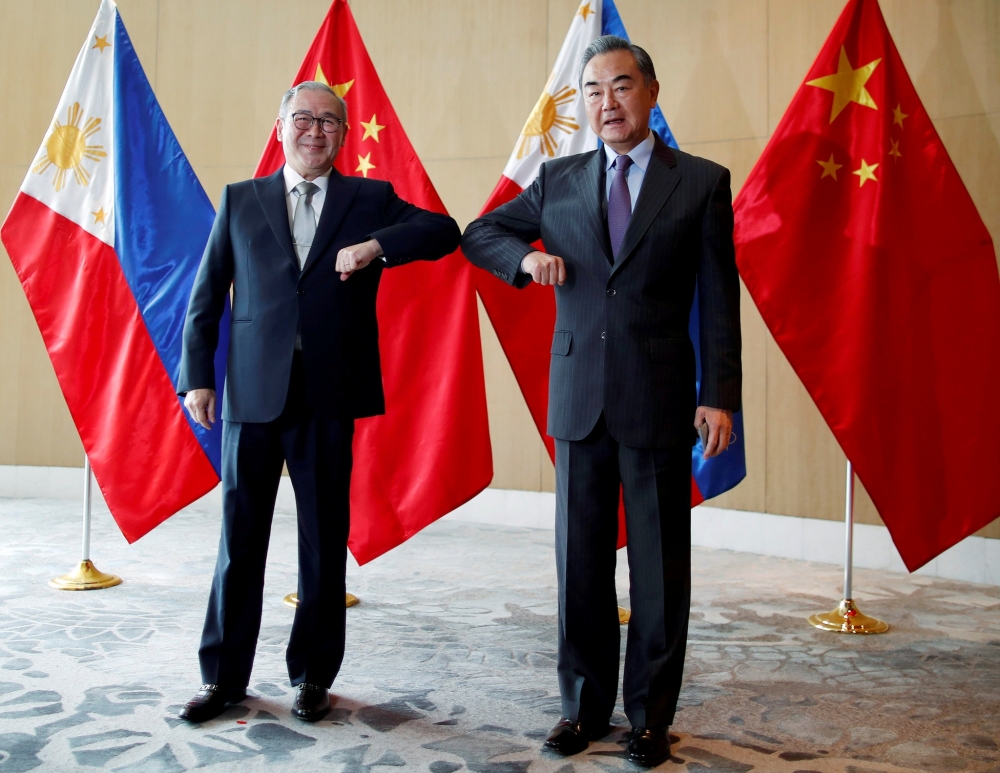 Ngoại trưởng Trung Quốc Vương Nghị (phải) gặp Ngoại trưởng Philippines Teodoro Locsin tại Manila vào ngày 16.1 REUTERS