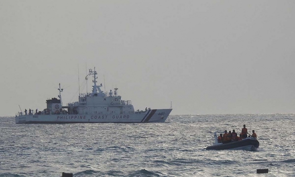 Xuồng và tàu tuần tra của cảnh sát biển Philippines diễn tập trên Biển Đông ngày 25/4. Ảnh: AFP.