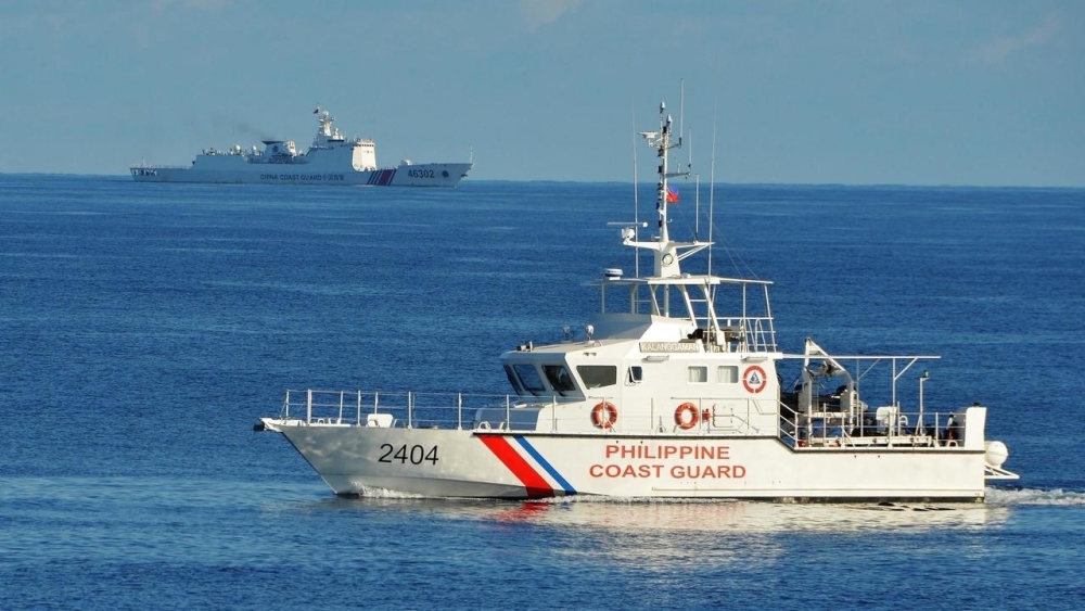 Tàu hải cảnh Trung Quốc và tàu tuần duyên Philippines hiện diện gần bãi cạn Scarborough năm 2019 AFP