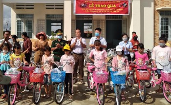 Tặng các em học sinh và gia đình khó khăn tại xã biên giới Đắk Lắk