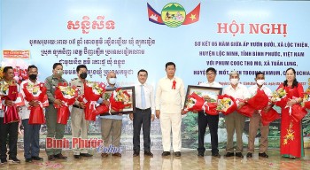 Giao lưu hữu nghị cụm dân cư 2 bên biên giới ấp Vườn Bưởi (Bình Phước) và phum Cooc Tho Mo (Campuchia) Giao lưu hữu nghị cụm dân cư 2 bên biên giới ấp Vườn Bưởi (Bình Phước) và phum Cooc Tho Mo (Campuchia)