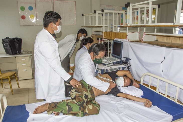 Khám chữa bệnh, cấp phát thuốc miễn phí cho người dân biên giới Campuchia