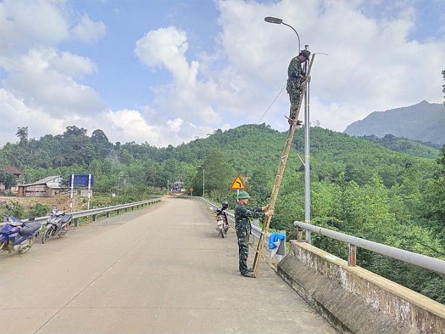 Kề vai sát cánh, đồng cam cộng khổ với người dân nơi miền biên ải