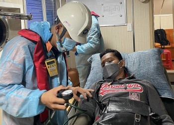 Cứu nạn thủy thủ người Philippines bị dập bàn tay do tai nạn trên biển