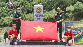 “Tiết học biên giới” cho các em học sinh Lóng Sập