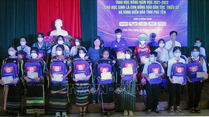Trao học bổng cho học sinh dân tộc thiểu số và vùng biển đảo tỉnh Phú Yên, Khánh Hoà
