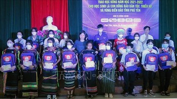 Trao học bổng cho học sinh dân tộc thiểu số và vùng biển đảo tỉnh Phú Yên, Khánh Hoà