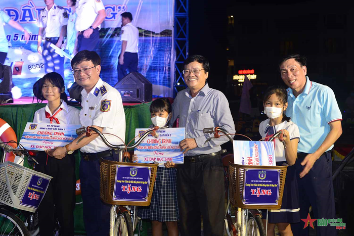 Tặng quà cho ngư dân nghèo huyện đảo Lý Sơn Tặng quà cho ngư dân nghèo huyện đảo Lý Sơn