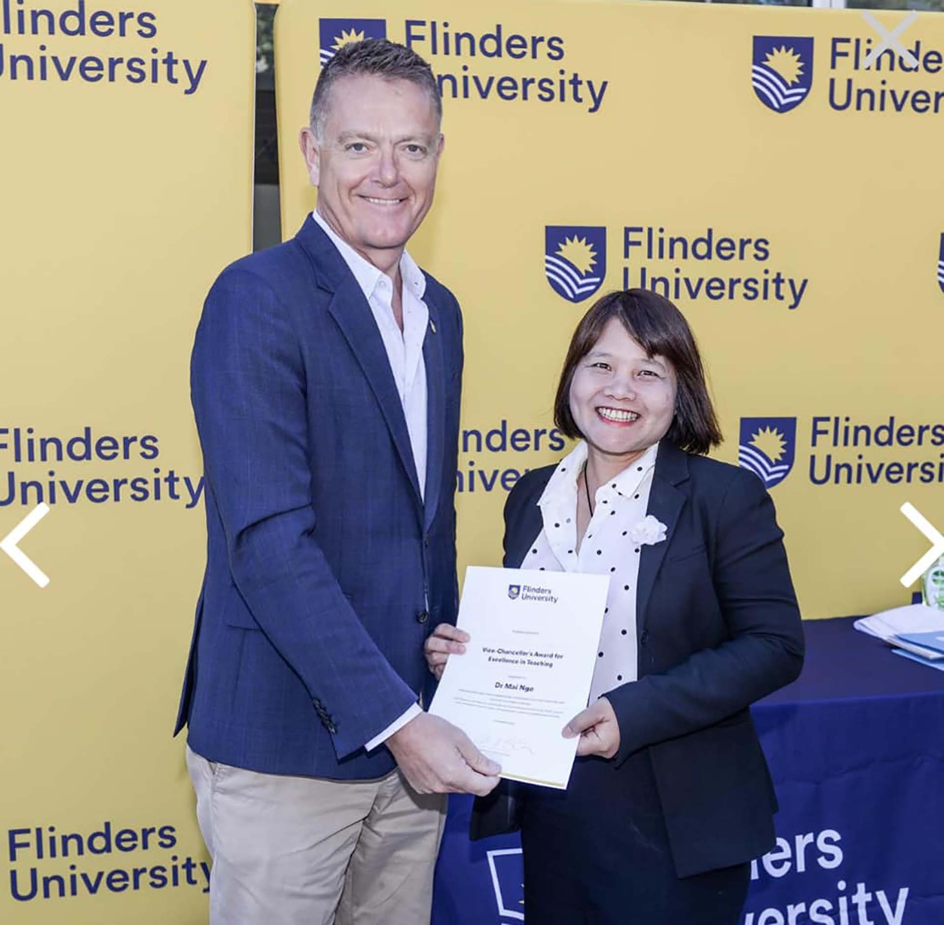 TS. Ngô Tuyết Mai nhận phần thưởng Giảng viên dạy xuất sắc 2022 tại Đại học Flinders. (Ảnh: NVCC)