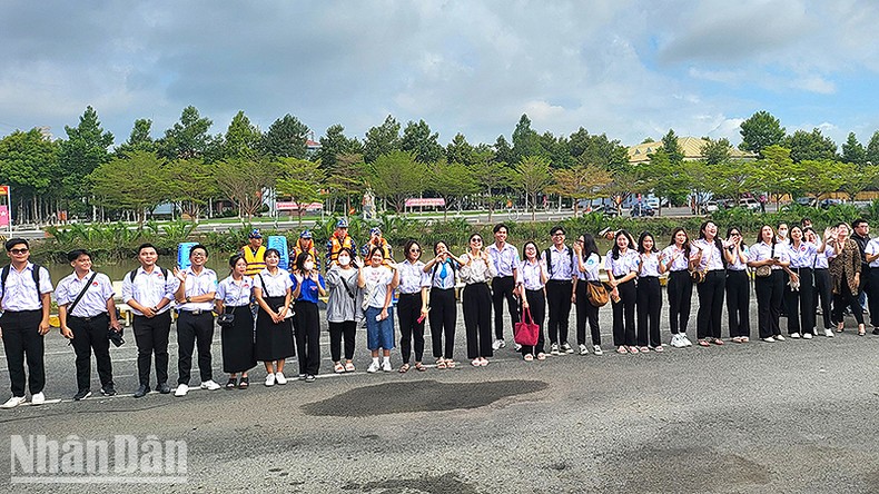 Hàng trăm sinh viên ưu tú đến thăm quần đảo Trường Sa ảnh 2