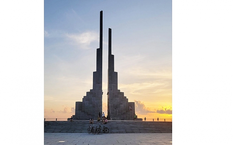 Tháp Nghinh Phong – biểu tượng mới của du lịch biển Phú Yên