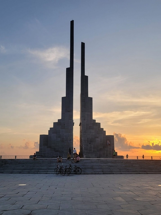 Tháp Nghinh Phong – biểu tượng mới của du lịch biển Phú Yên