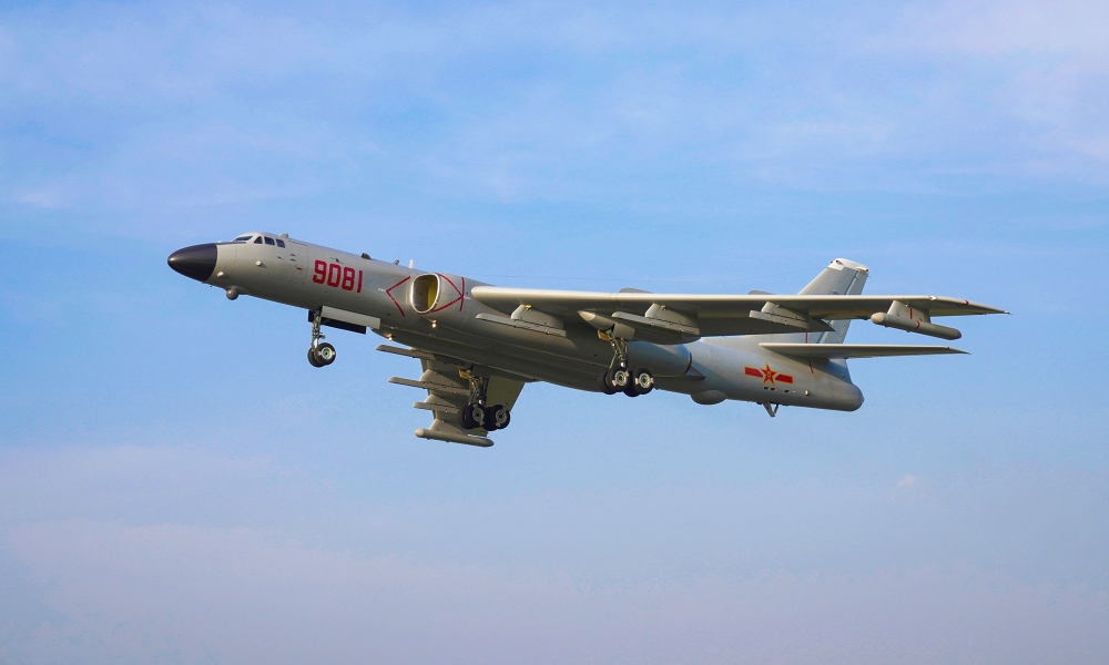 Oanh tạc cơ H-6 của Chiến khu Nam bộ Trung Quốc trong một lần tập trận  ẢNH: CHINAMIL.COM.CN
