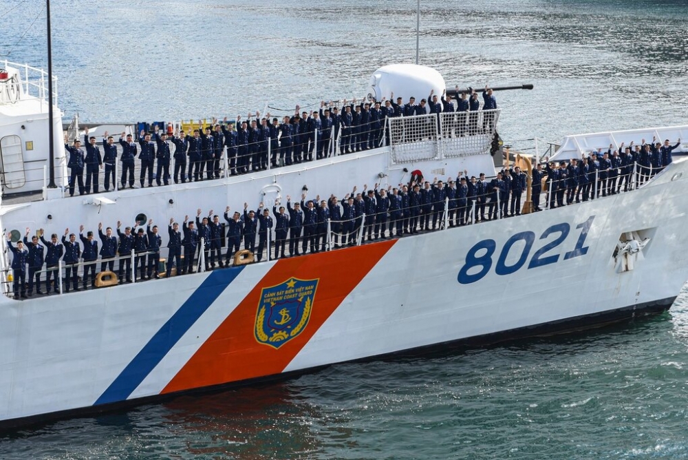 Thủy thủ đoàn vẫy tay chào khi tàu rời Seattle ngày 1/6. Ảnh: ĐSQ Mỹ.