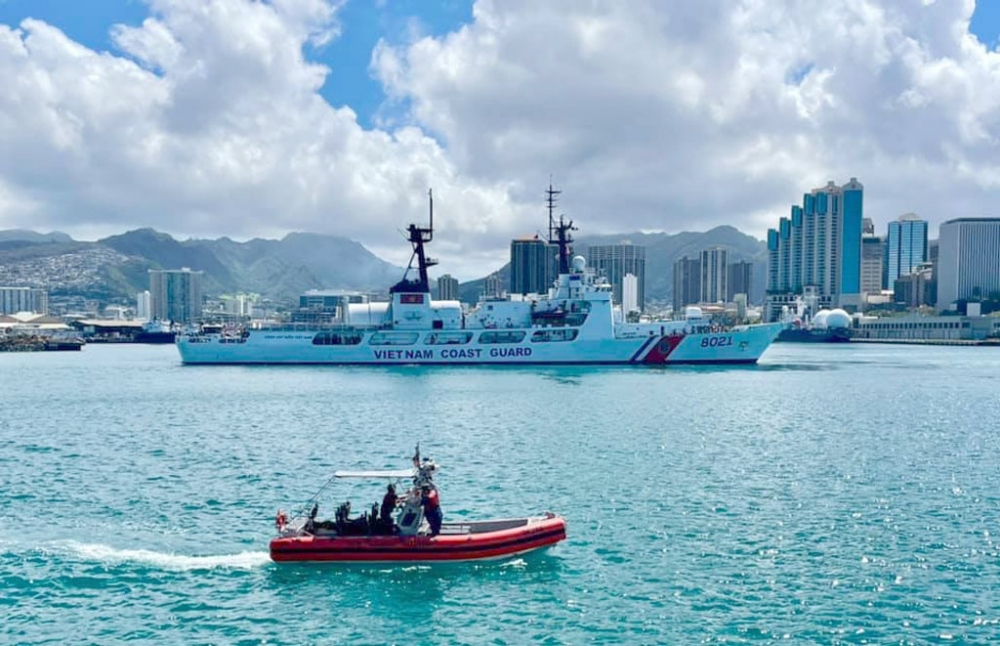 Hướng dẫn tàu CSB 8021 vào cảng Honolulu, bang Hawaii ngày 8.6.2021  FB THỦY THỦ TÀU KIMBALL