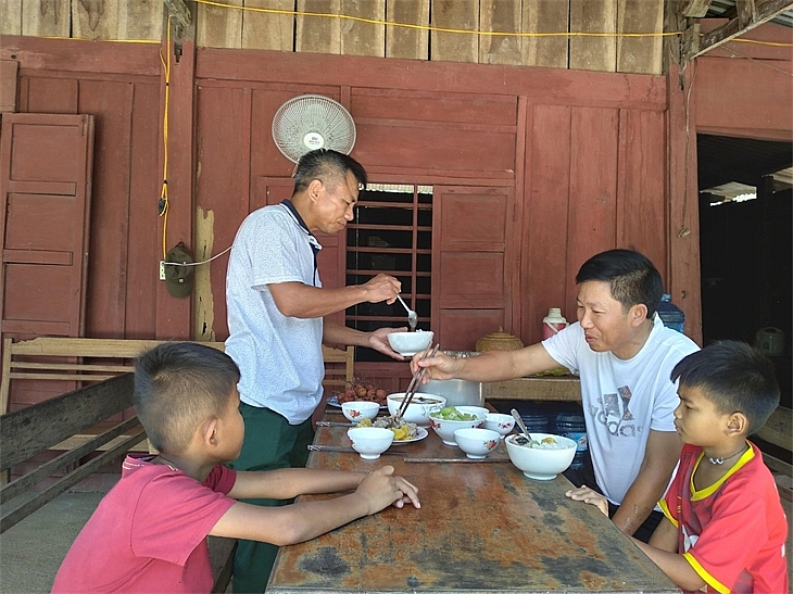 Quan tâm chăm lo trẻ em nơi biên giới bằng tất cả tấm lòng