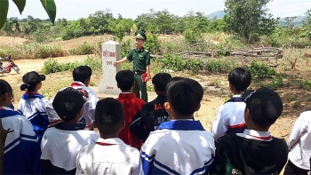 Quan tâm chăm lo trẻ em nơi biên giới bằng tất cả tấm lòng