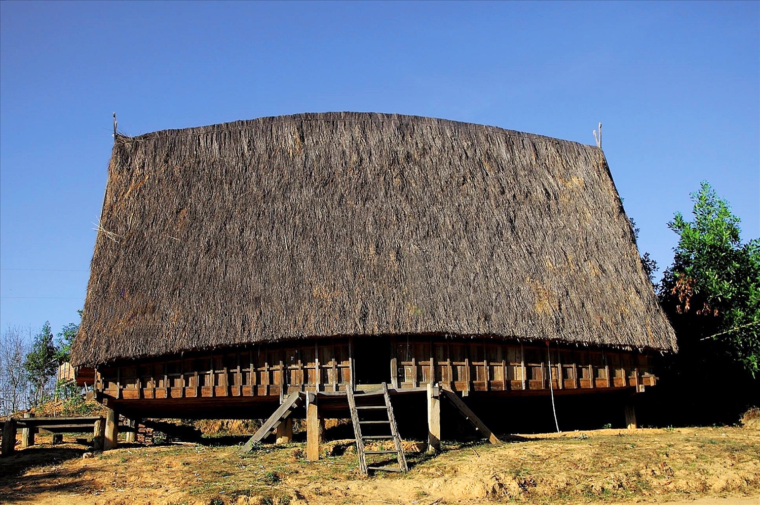 Làng cổ Kon K’Tu bên bờ Đắk Bla - nơi còn lưu giữ nhiều ngôi nhà cổ truyền thống của dân tộc Ba Na