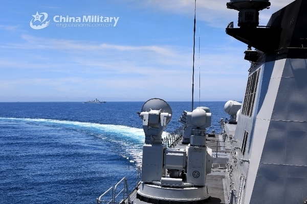 Tàu khu trục tên lửa dẫn đường Yulin và tàu khu trục tên lửa dẫn đường Hohhot của Trung Quốc trong một cuộc tập trên Biển Đông hồi tháng 6/2020. Ảnh: Thời báo Hoàn cầu, China Military