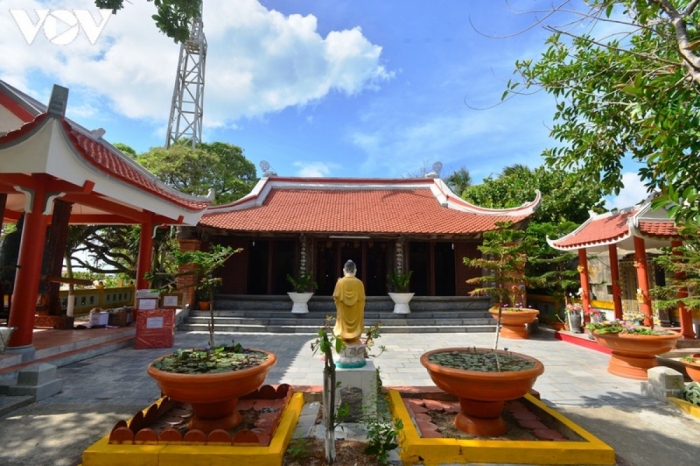 Ngôi chùa trên đảo Sinh Tồn